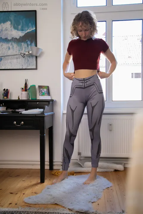 Australian Woman in Yoga Pants Strips to Show Her Trimmed Pubic Hair – photo 18 of 20