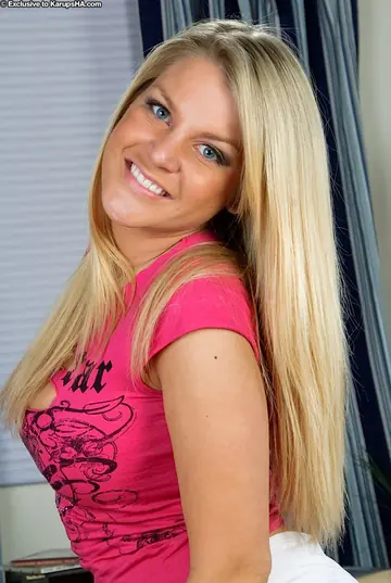 Taylor Vaughn – Amateur with Big Tits Strips Out of Her Shorts and Spreads Her Pussy