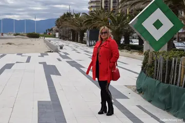 Nudechrissy – Curvy Dutch MILF in Glasses Flashes Her Big Tits Outdoors