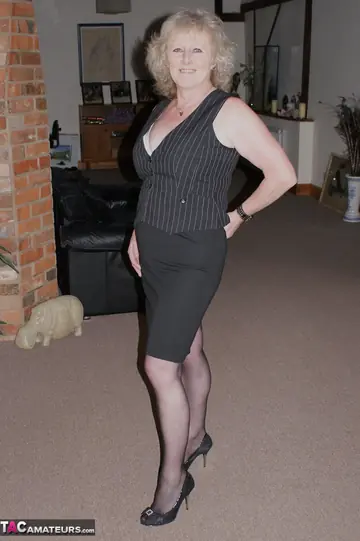 Claire Knight – Mature Blonde BBW in Pantyhose Fingers Her Pussy