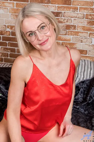 Busty Blonde MILF Shows Off Her Shaved Pussy and Big Ass