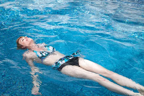 Thick MILF Spreads Her Hairy Pussy by the Pool – photo 4 of 16