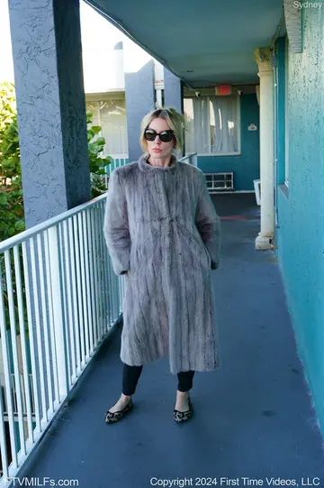 Sydney Paige – Thick Blonde MILF in Lingerie and Glasses Masturbates for a Selfie