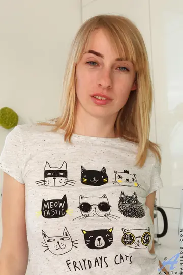 Pale Woman Fingers Her Pussy and Spreads in the Kitchen