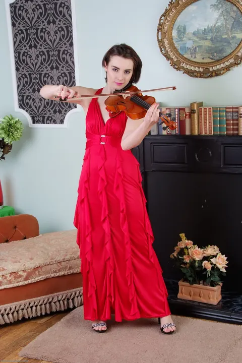 Victoria Porter: Pale Brunette Teases in Her Clothes – photo 1 of 21