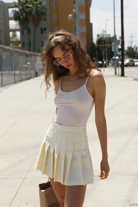 Vivi Kuanas: Slim Brunette Flashes in Public by the Car – photo 7 of 12