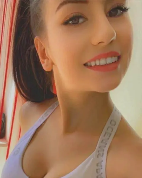Busty Babe Takes Selfies Showing Her Cleavage – photo 15 of 20
