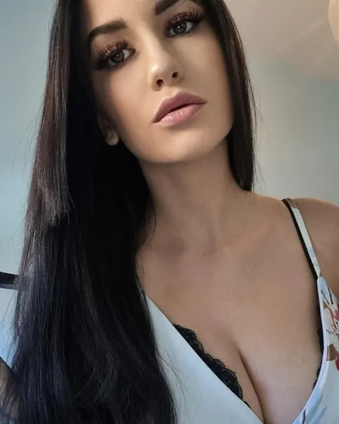 Busty Babe Takes Selfies Showing Her Cleavage – photo 2 of 20