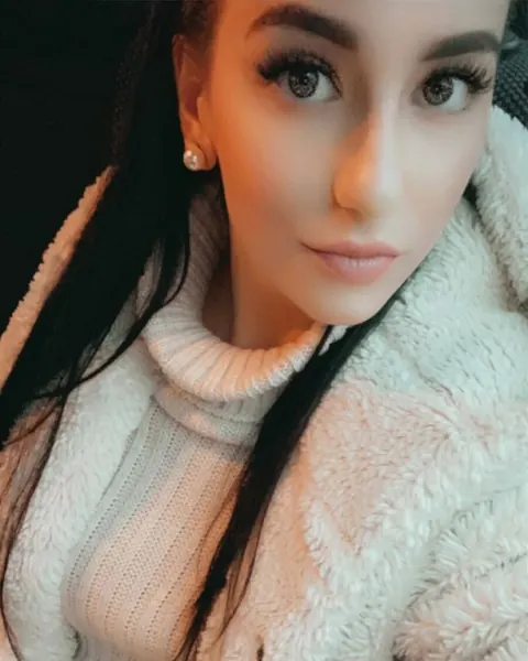 Busty Babe Takes Selfies Showing Her Cleavage – photo 11 of 20