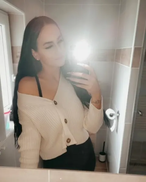 Busty Babe Takes Selfies Showing Her Cleavage – photo 8 of 20