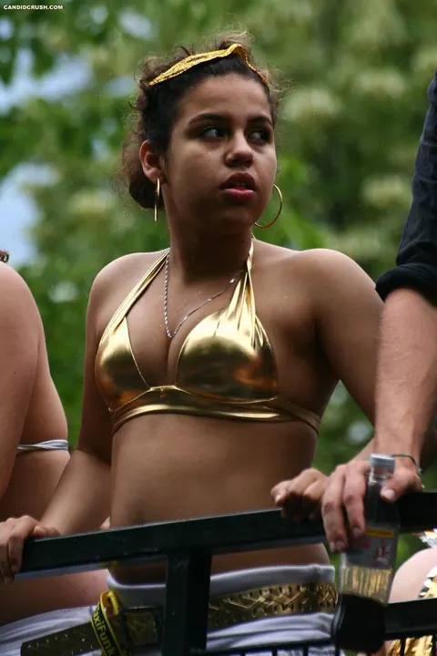Woman in a Bikini and Skirt Exposes Her Small Breasts in Public – photo 14 of 16