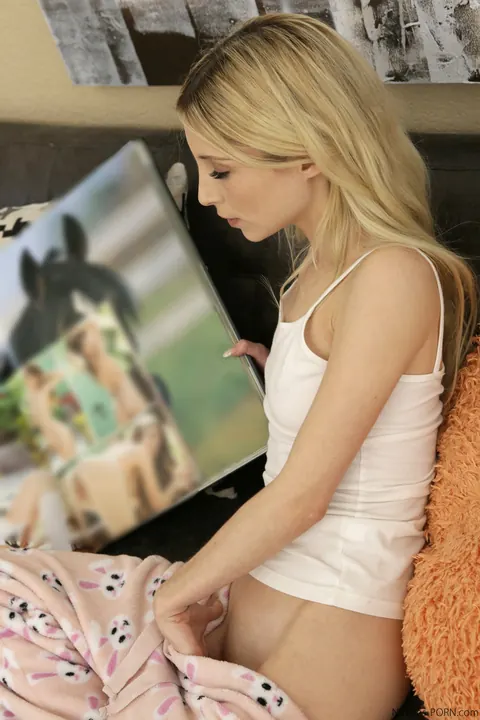 Piper Perri: Skinny Blonde Takes Anal and a Cumshot in the Kitchen – photo 4 of 16