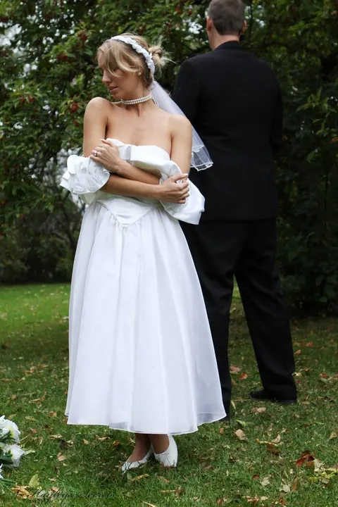 Hayley Marie Coppin: British Blonde MILF Bride Poses Naked in the Garden – photo 3 of 12