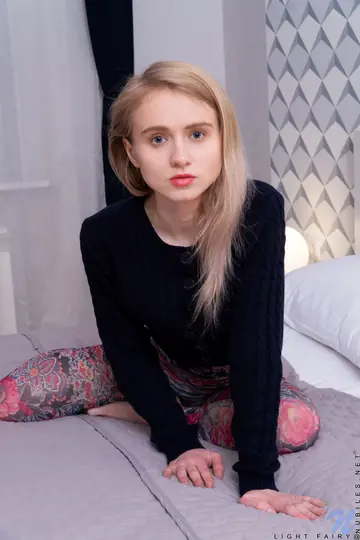 Light Fairy – Skinny Blonde Inserts a Dildo in Her Ass After Stripping Out of Her Yoga Pants