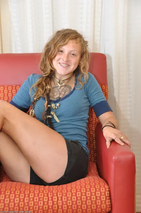 Tattooed Hairy Woman in Boots Spreads Her Bush – photo 1 of 20