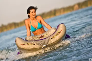Laura Croft – Curvy Brunette MILF Spreads Her Pussy on a Boat in a Bikini