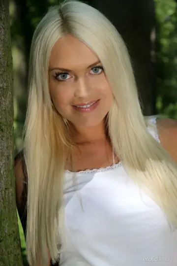 Lena Love – Blonde MILF Strips Nude in the Forest and Spreads