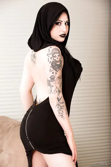 Ophelia Rain – Tattooed Brunette PAWG in a Skirt Fingers and Spreads