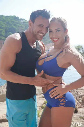 Briana Banderas – Blonde MILF Rides and Takes Anal on the Beach