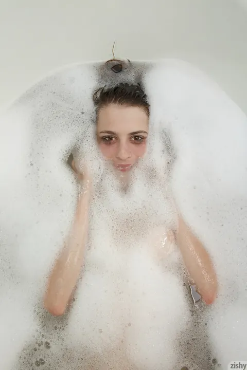 April Grantham: Busty Brunette Poses Nude in a Bubble Bath – photo 7 of 11