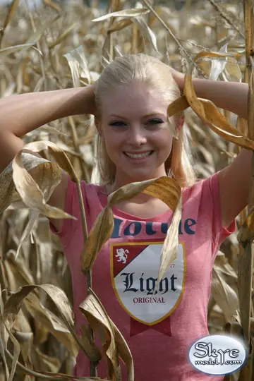 Blonde Amateur Flashes Her Ass Outdoors and Spreads Her Cheeks