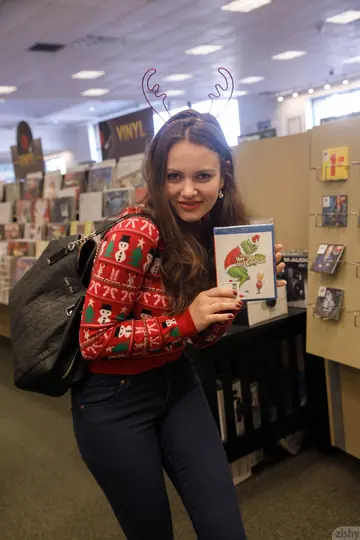 PAWG in Panties Lifts Her Sweater and Spreads Outdoors for Christmas