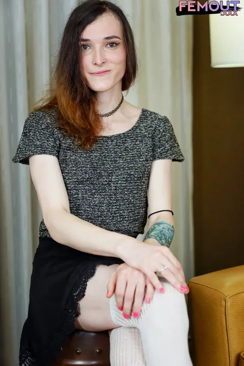 Trans Woman Pulls Her Top Off and Poses Fully Nude – photo 4 of 16