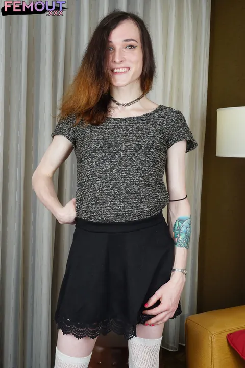 Trans Woman Pulls Her Top Off and Poses Fully Nude – photo 5 of 16