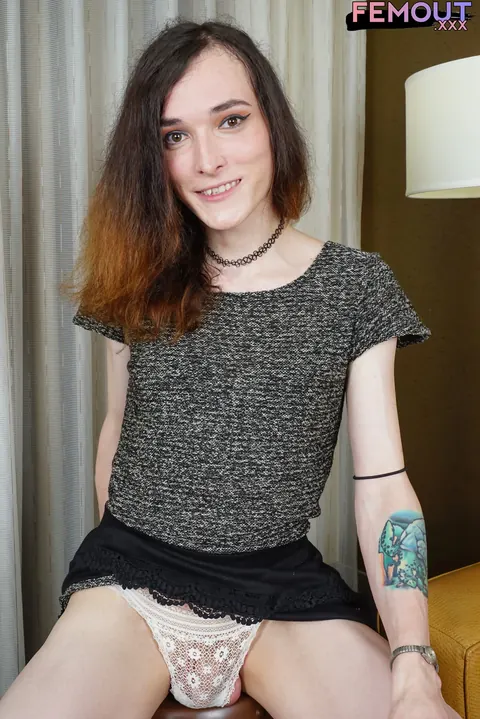Trans Woman Pulls Her Top Off and Poses Fully Nude – photo 6 of 16
