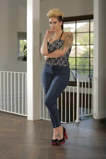 Della Dane – Blonde MILF Takes Anal and Gets Jizz Covered