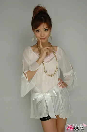 Akane Hotaru – Japanese Redhead MILF Poses in Shorts and Heels
