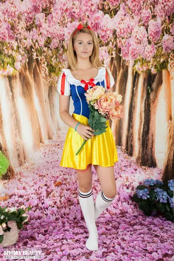 Blonde Snow White Cosplayer Spreads Her Shaved Pussy in Knee Socks