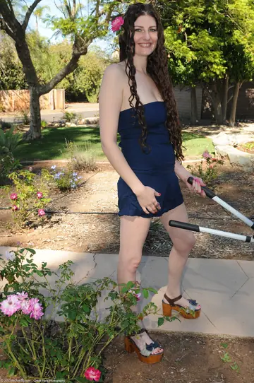 Sabrina Deep – Tall Canadian Brunette MILF Spreads Outdoors in Shorts