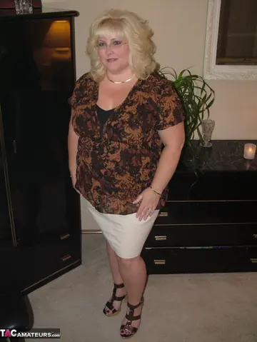 Taffy Spanx – Curvy Blonde MILF Cups Her Big Tits in Lingerie and Glasses
