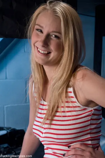Natalie Norton – Blonde PAWG Squirts and Spreads While Restrained in Bondage