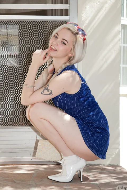 Lauren WK: Petite Blonde Flashes Her Panties Outdoors – photo 10 of 11