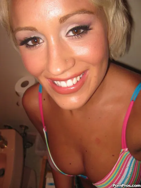 Tristan Taylor: Short-Haired Blonde Pulls Panties Aside in the Bedroom – photo 4 of 16