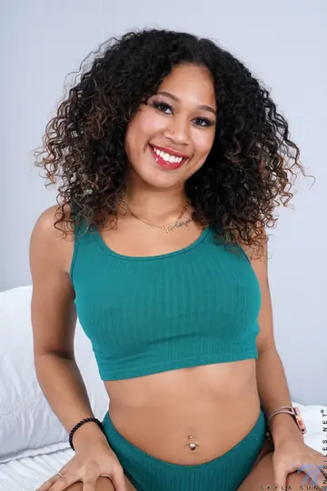 Skyla Sun – Ebony Brunette with Pierced Nipples Masturbates with a Dildo