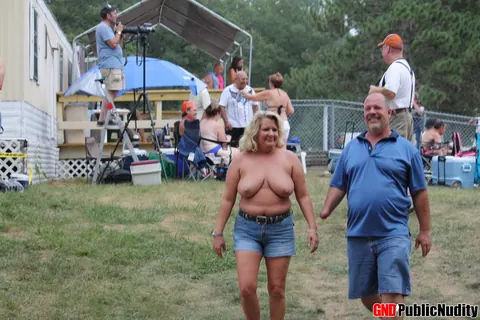 PAWG in Heels and Glasses Spreads Outdoors – photo 5 of 12