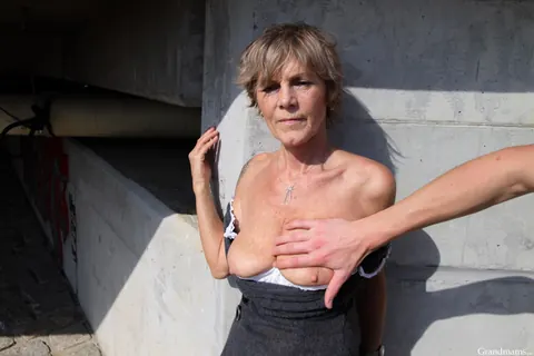 Nicol Mandorla: Short-Haired Blonde MILF Sucks Cock Outdoors – photo 5 of 20