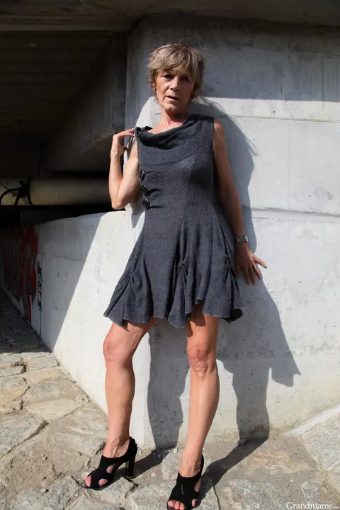 Nicol Mandorla: Short-Haired Blonde MILF Sucks Cock Outdoors – photo 3 of 20