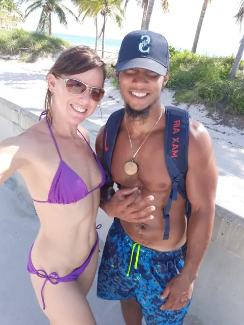 Riley Jacobs: MILF with Natural Tits Sucks BBC Stranger on the Beach – photo 9 of 14