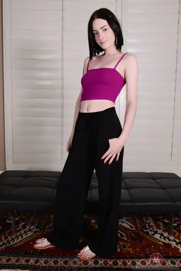 Skinny Amateur PAWG Shows Off Her Big Ass on All Fours