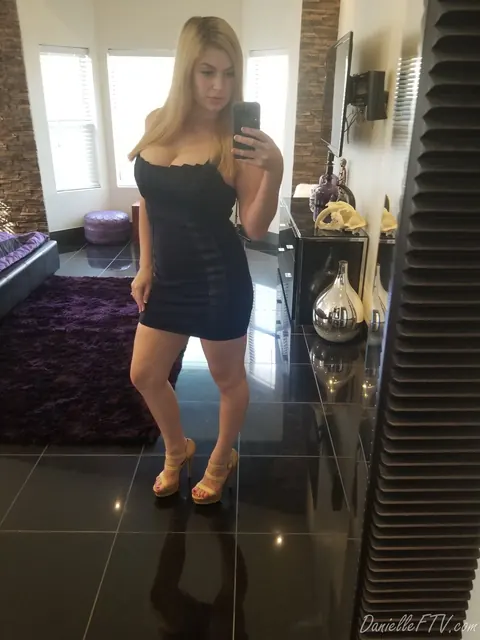 Danielle Delaunay: Thick Blonde in Heels Takes a Facial in Selfies – photo 9 of 15