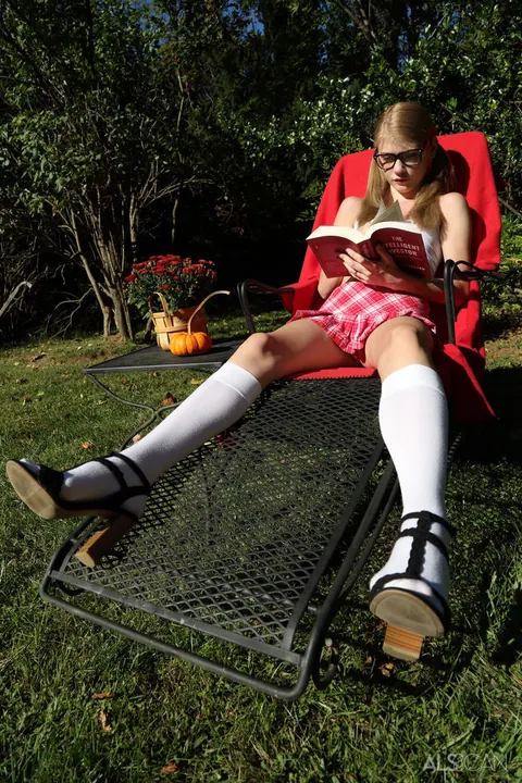Hannah Hays: Thick Blonde in Socks Takes a Massive Dildo in Her Ass – photo 2 of 16