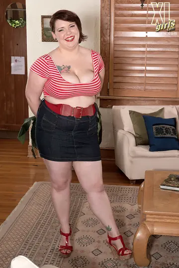 Kitty McPherson – Short-Haired PAWG in Lingerie Gives Interracial Handjob