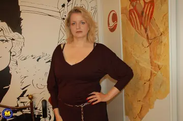 Curvy French MILF Strips Out of Her Lingerie
