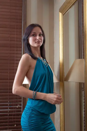 Ariana Maine – Brunette with Big Natural Tits Pulls Top Down to Pose