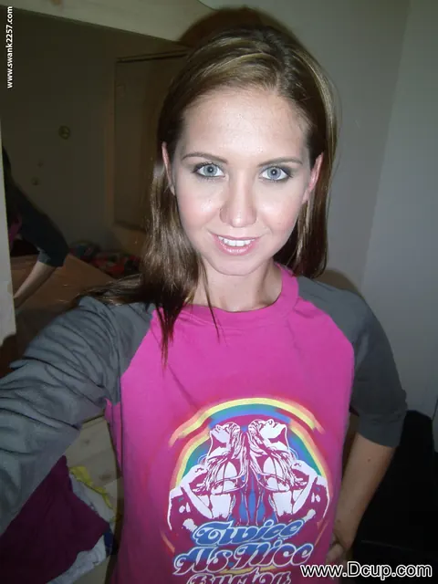 Chrissy Marie: Brunette Strips Off Her Top and Spreads for a Selfie – photo 1 of 20