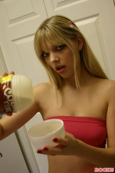 Jana Jordan: Skinny Blonde Makes Lemonade Topless in the Kitchen – photo 2 of 12